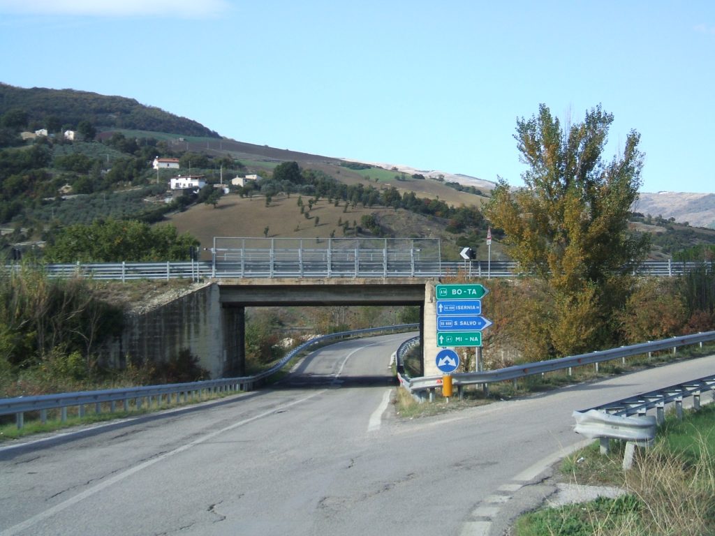 Un terminal bus nello svincolo sulla fondovalle Trigno