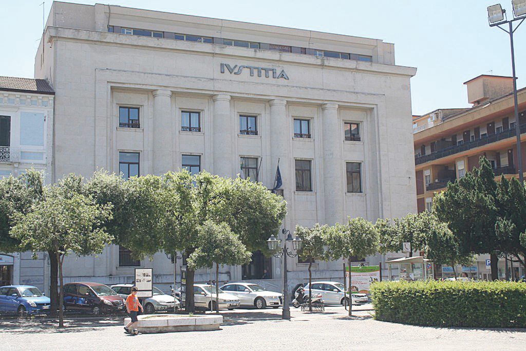 Furti nei negozi, al caf e nella casa di cura di Campobasso: 26enne nei guai