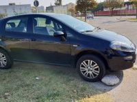 Termoli, auto senza conducente attraversa via Asia e rischia un incidente