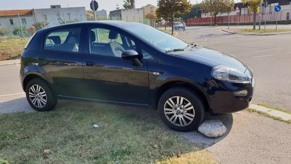 Termoli, auto senza conducente attraversa via Asia e rischia un incidente