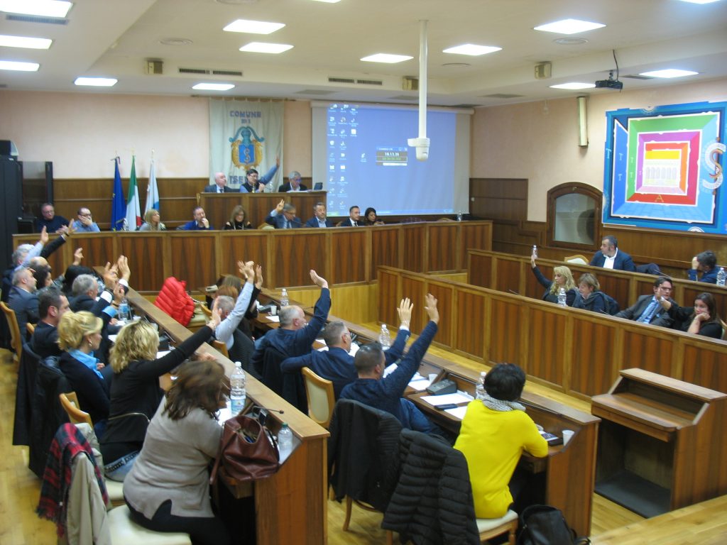 Isernia, il consiglio comunale si schiera con la stampa: «I 5s vogliono zittire i giornalisti»