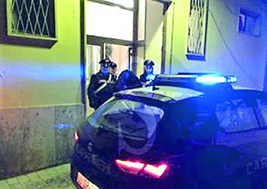 Venafro, sorvegliato speciale sorpreso in giro per i bar prende a calci e pugni i Carabinieri: arrestato