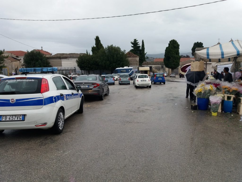 Fiori, candele e peluches: Campobasso omaggia i propri cari