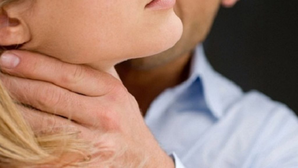 Campobasso, tenta di strangolare la compagna in villa Flora: egiziano denunciato per lesioni