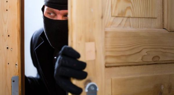 Raffica di furti nell’hinterland pentro, le Forze dell’Ordine cercano i ladri