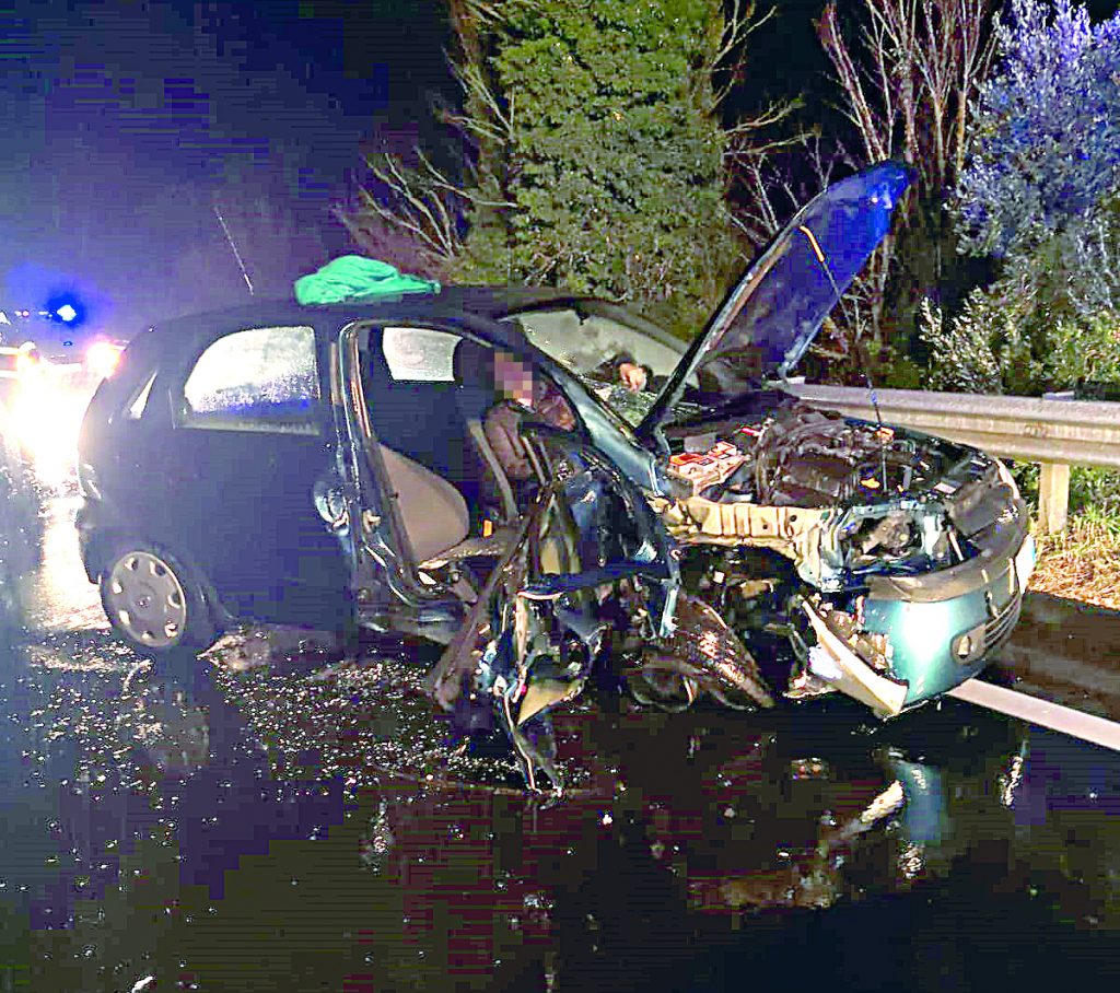 Frontale sulla statale 85 in località Macchia d’Isernia, donna incastrata tra le lamiere dell’auto