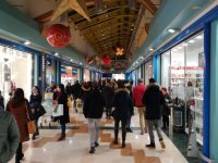 Consumismo natalizio, nel capoluogo è corsa all’ultimo regalo