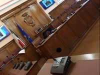 A Campobasso Consiglio flash, 50 euro per ascoltare l’Inno di Mameli