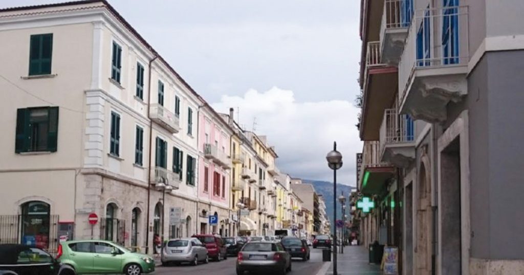 Serrande abbassate nel centro di Isernia, commercio a rischio
