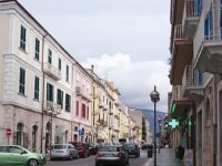 Serrande abbassate nel centro di Isernia, commercio a rischio