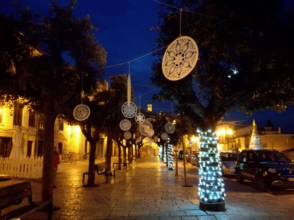 Trivento continua a stupire: grandi mandala ornano gli alberi di piazza Fontana