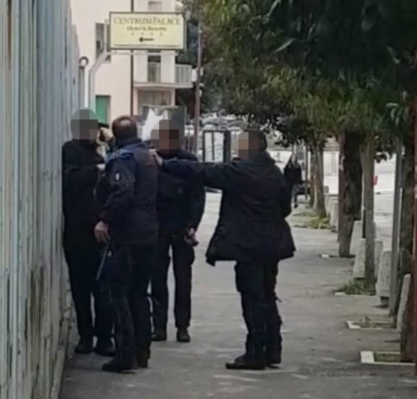 Campobasso, fermato dopo la fuga a pochi metri dal carcere: agente perde il controllo ed estrae la pistola