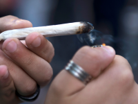 Campobasso, fuma uno spinello nel bagno di scuola e accusa un malore: paura per una 15enne