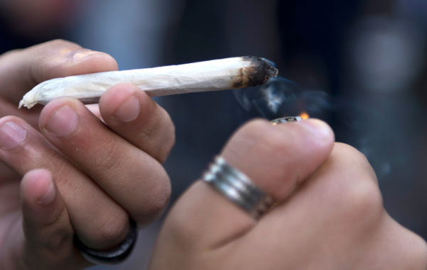 Campobasso, fuma uno spinello nel bagno di scuola e accusa un malore: paura per una 15enne