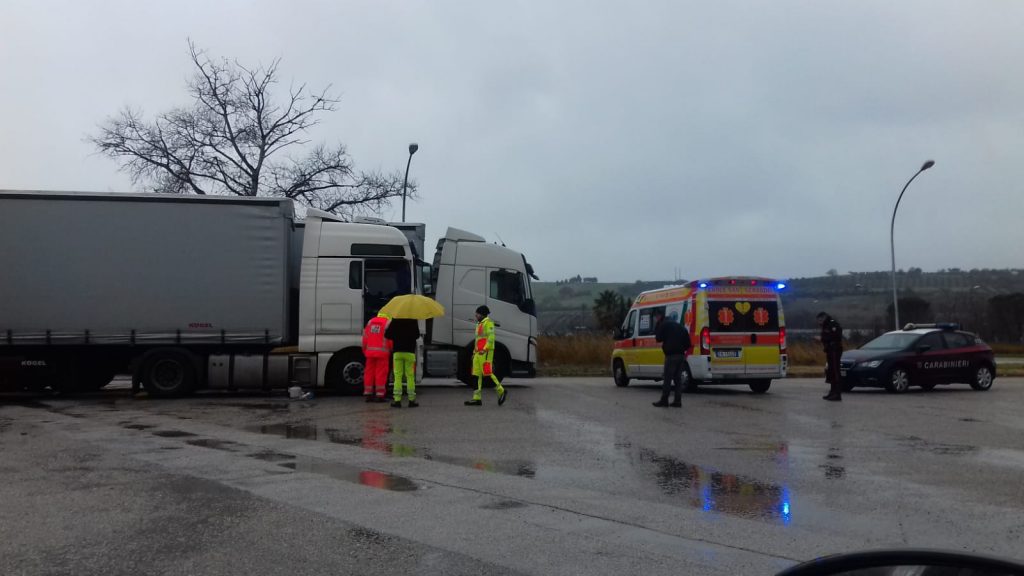 Il camionista polacco ritrovato senza vita a Termoli diventa l’emblema di un mondo assurdo