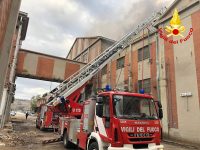 Termoli, scoppia un rogo nel vecchio sito dello Zuccherificio
