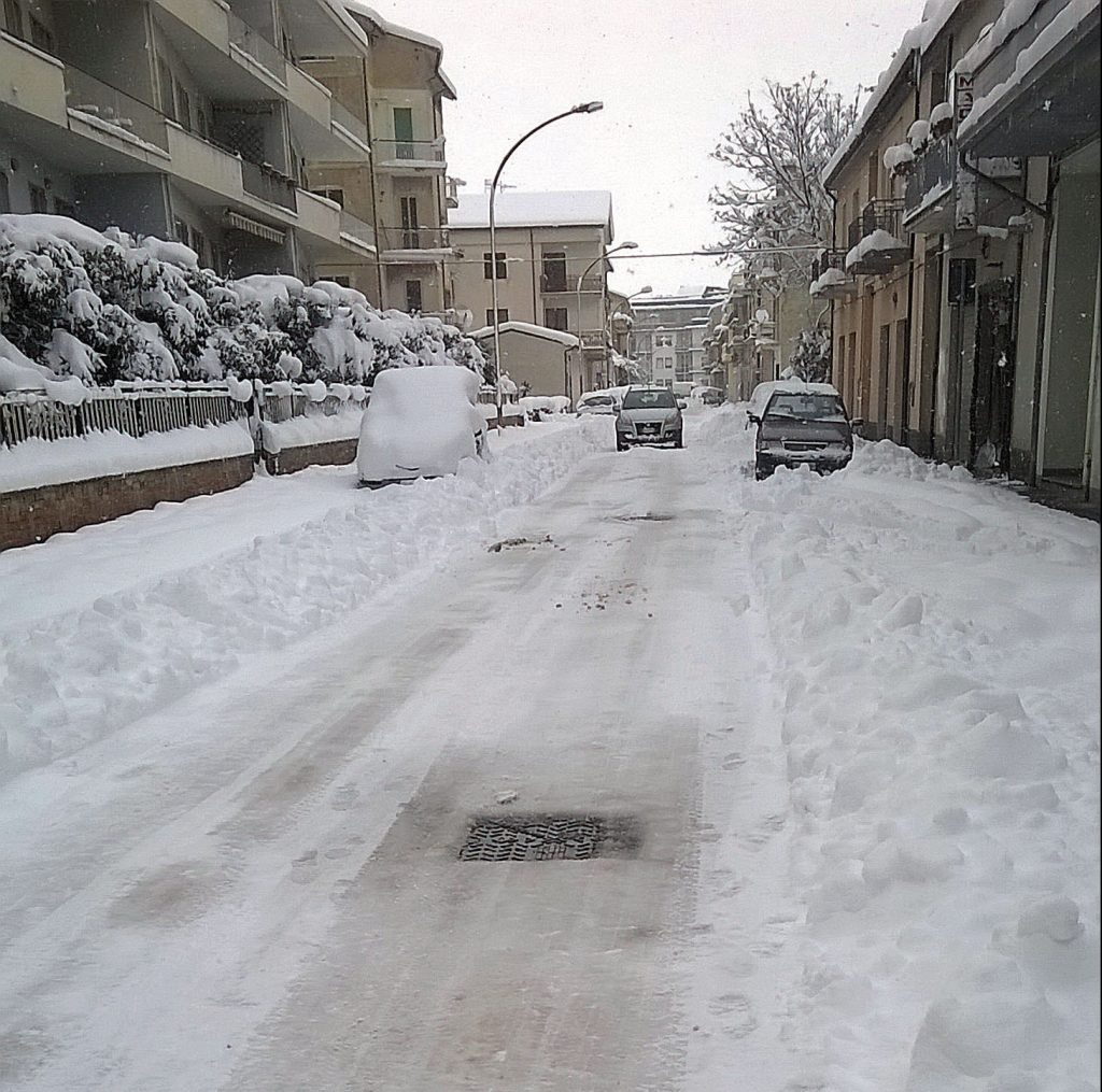Bojano, auto incastrata sui binari: traffico ferroviario in tilt