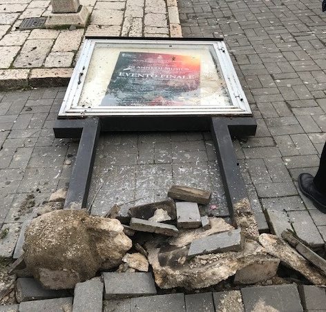 Bacheca distrutta dai vandali, le telecamere inchiodano tre ventenni di Riccia