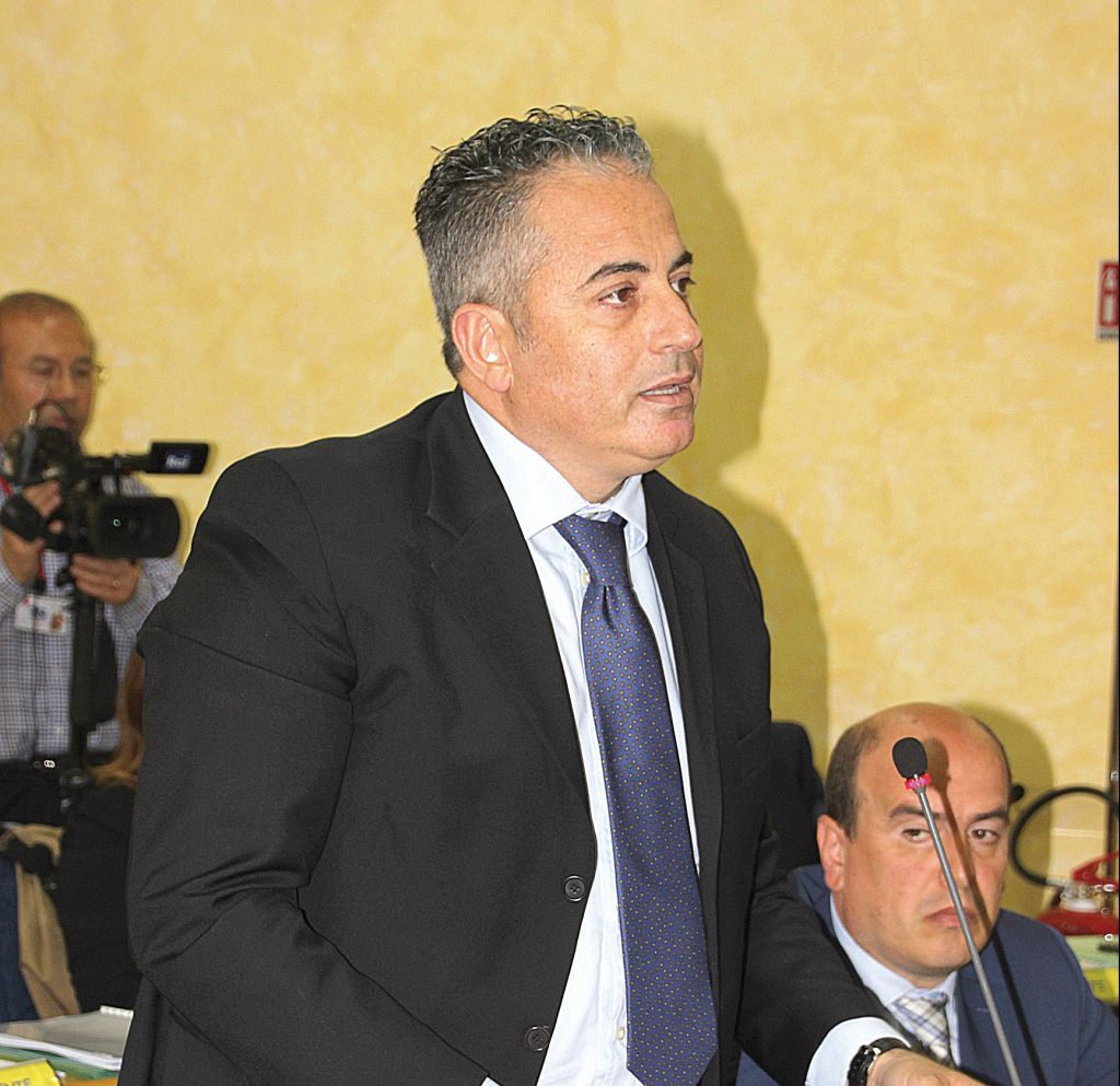 I consiglieri delegati ‘stuzzicano’ l’ex Scarabeo: si sono venduti per un piatto di lenticchie