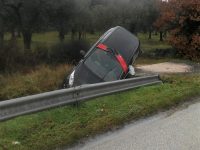 Sbanda e finisce nel fossato, maestra in ospedale
