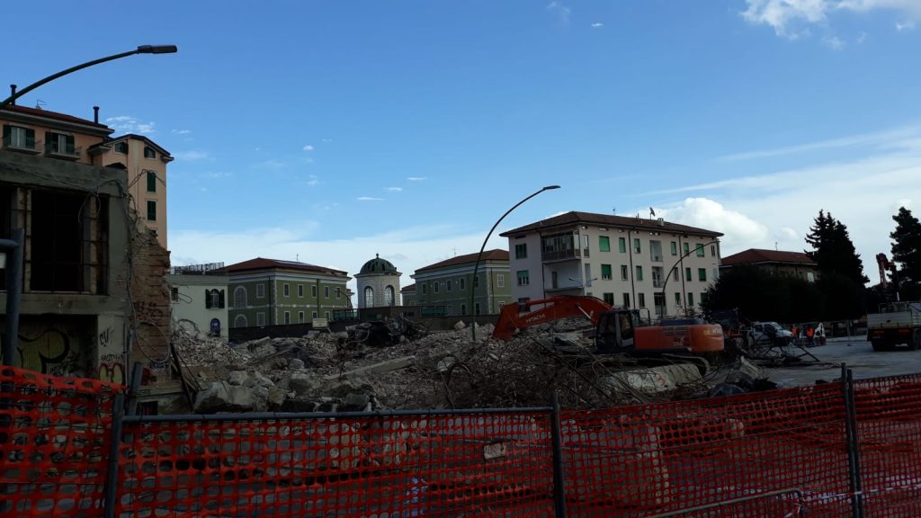 Campobasso, ex rimessa Enel abbattuta in tempi record: il traffico torna regolare