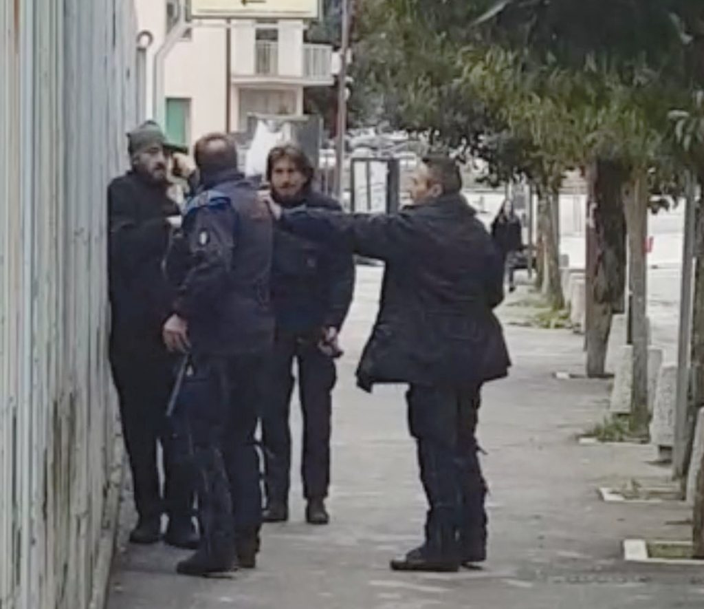 Campobasso, punta la pistola contro il detenuto: agente sospeso dal servizio