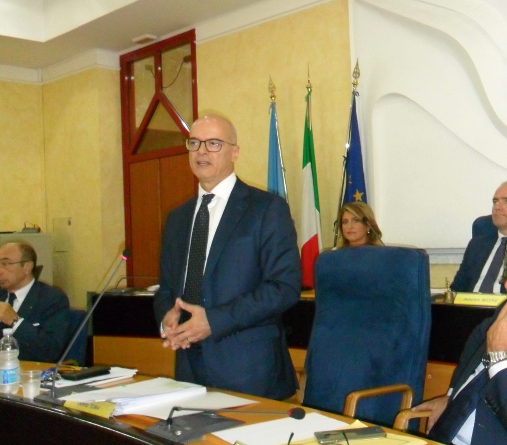 Il presidente blinda l’assessore: «Nessun motivo per cambiare. Le beghe non mi interessano»