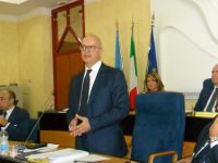 Il presidente blinda l’assessore: «Nessun motivo per cambiare. Le beghe non mi interessano»