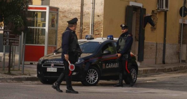 Forza il posto di blocco e finisce con l’auto contro una barriera, 35enne di Colletorto arrestato