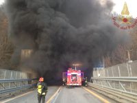 Civitanova del Sannio, auto va a fuoco in galleria: paura e traffico paralizzato