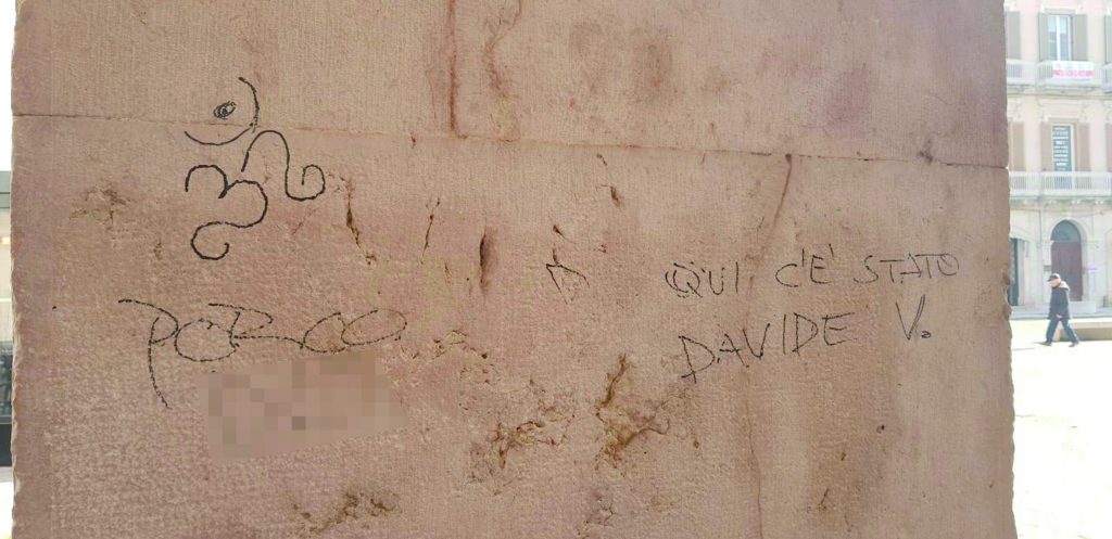 Scritta blasfema sulla Cattedrale, indignazione in città