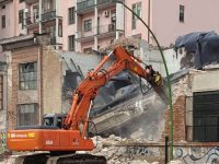 Mezzi in azione a Campobasso, partita la demolizione dell’ex rimessa Enel