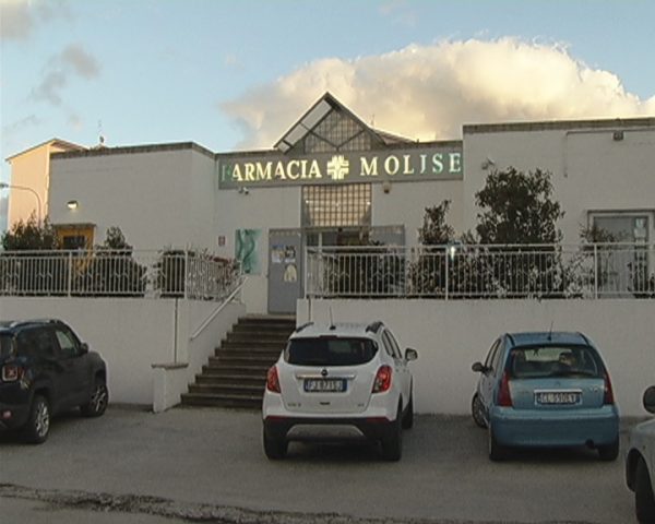 Bucano la parete e fanno razzia di medicinali, colpo alla farmacia di via Calabria a Campobasso