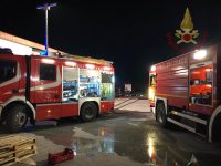 Tre mezzi pesanti distrutti dalle fiamme nella notte: ‘giallo’ al nucleo industriale di Sessano
