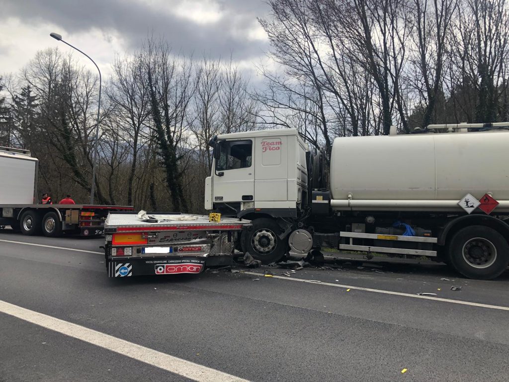 Pesche, tamponamento tra Tir sulla statale: tre feriti e traffico paralizzato