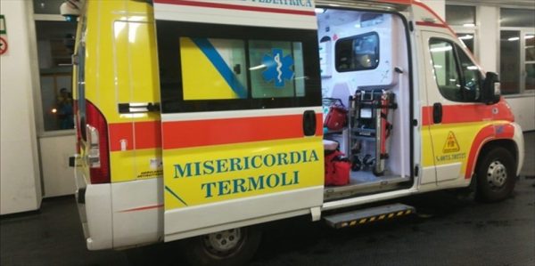 Forza posto di blocco della Finanza, auto contro un albero a Nuova Cliternia