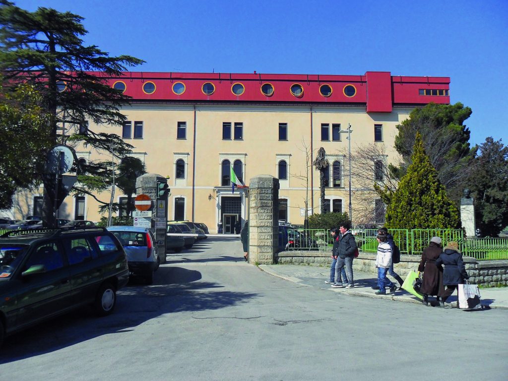 In corsia anche medici pensionati, i sindacati fanno le barricate