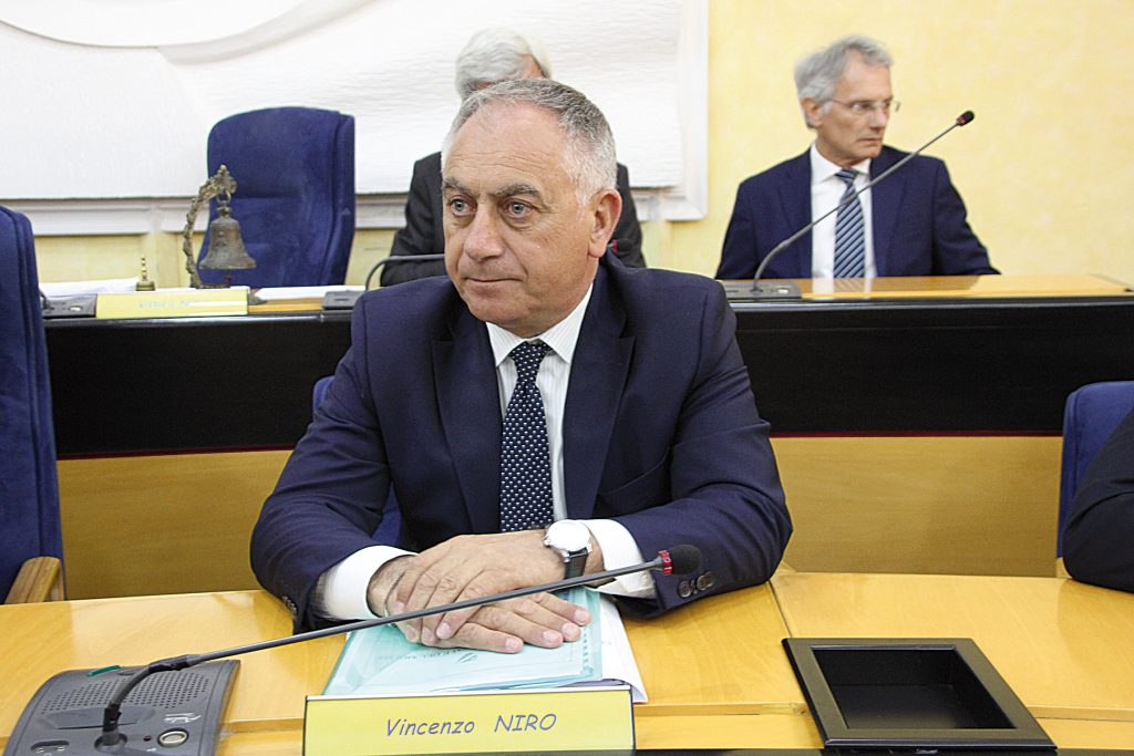 L’ira di Niro: «A Roma pensano di poter dettare la linea? Si sbagliano»