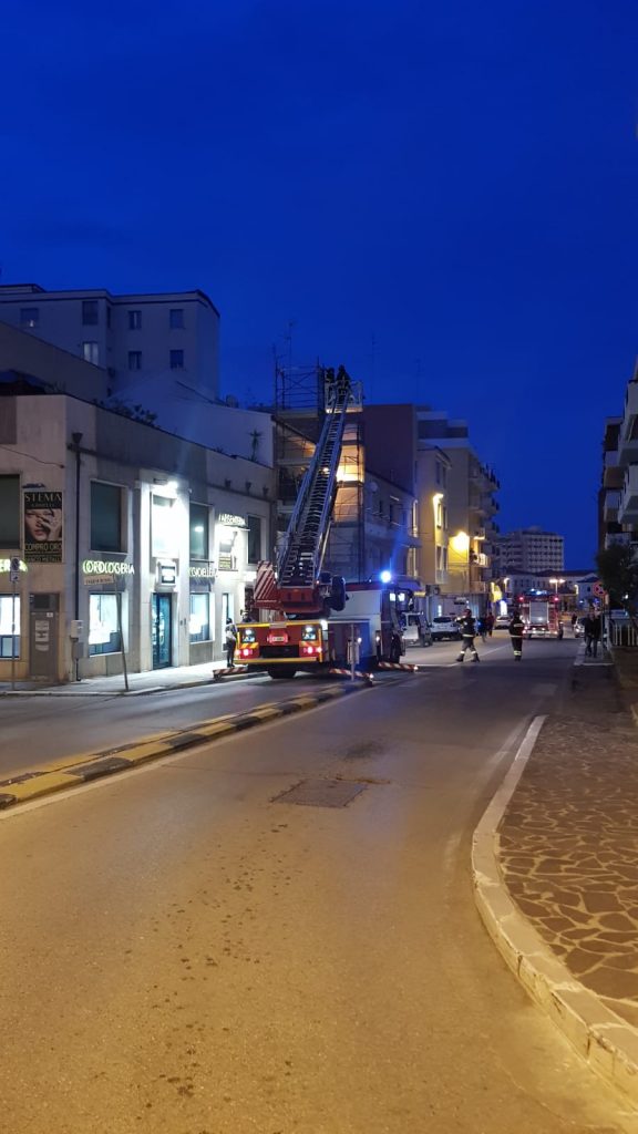 Termoli, il vento fa traballare impalcatura: paura in via Molise