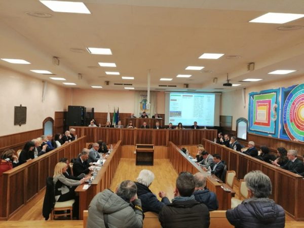 A Isernia risorse per scuole, parchi e impianti sportivi: l’Aula dà il via libera al bilancio