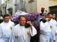 Brividi ed emozioni, la processione del Venerdì Santo commuove la città