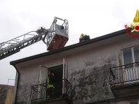 Fulmine cade su una casa a Tavenna, in fiamme l’abitazione