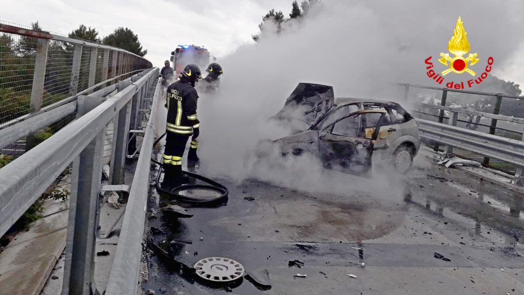 Termoli, finisce contro un muretto e la sua Ford prende fuoco