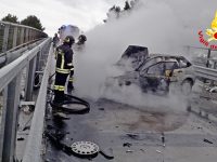 Termoli, finisce contro un muretto e la sua Ford prende fuoco