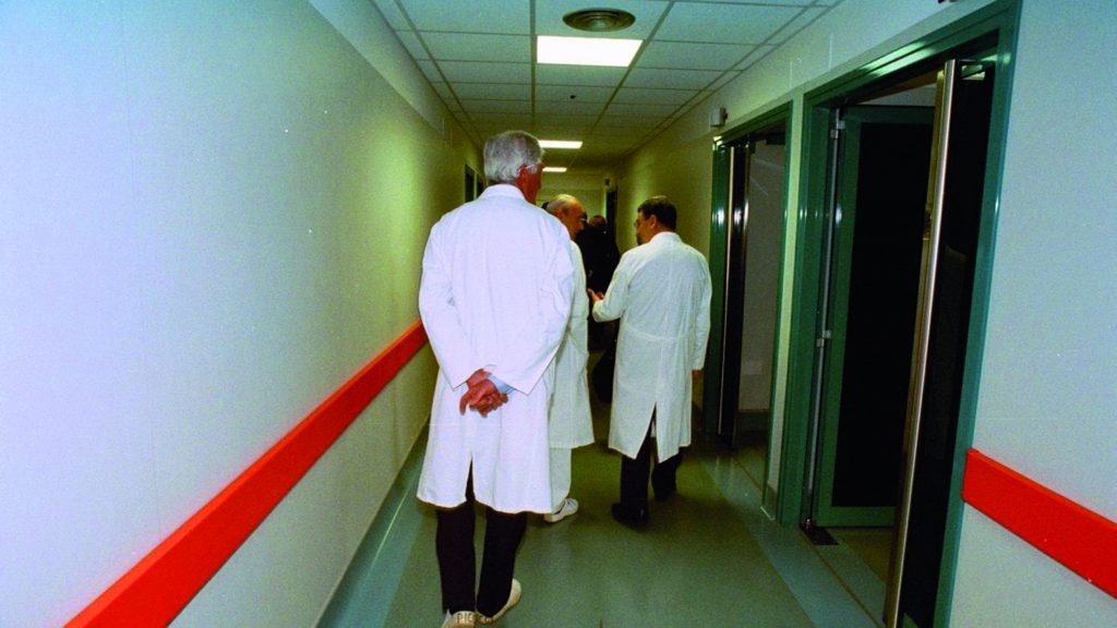 Sketch comici sui medici pensionati che tornano in corsia, ma purtroppo c’è poco da ridere