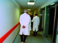 Sketch comici sui medici pensionati che tornano in corsia, ma purtroppo c’è poco da ridere