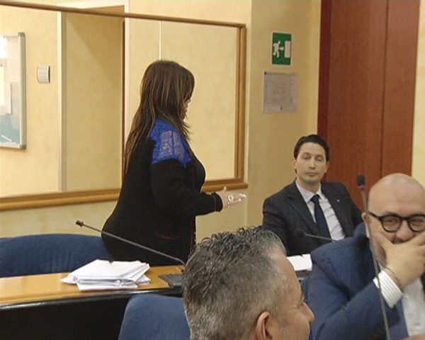 E sui vitalizi implode ‘Prima il Molise’: Romagnuolo vota coi 5s, Calenda sbotta