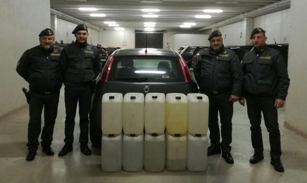 Alcool su una ‘bomba viaggiante’, contrabbandiere fermato dalla Finanza a Sesto Campano