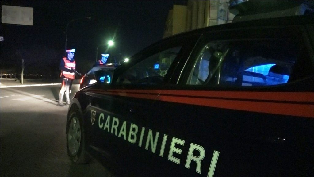 Isernia, aggredisce i gestori di un bar: paura in pieno centro