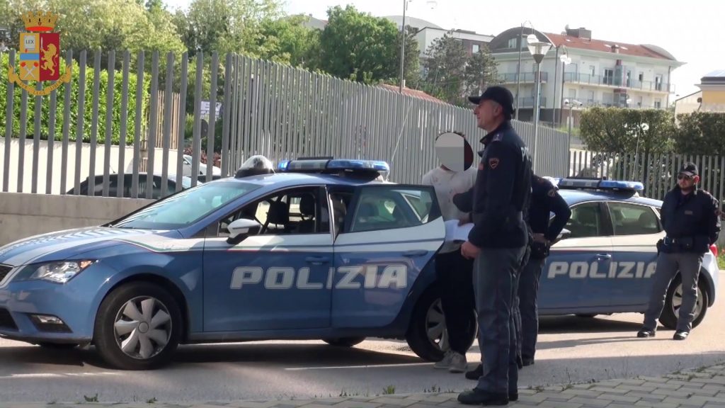Isernia, picchia due poliziotti e si ferisce con un pezzo di vetro: migrante arrestato